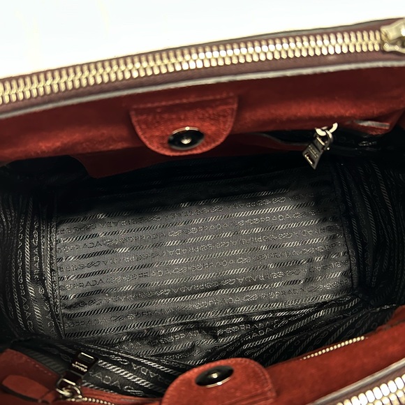 SOLD!! ✅ BNWT. 💯 Authentic Prada Galleria Shopping Tote, Crossbody strap. - Picture 10 of 13